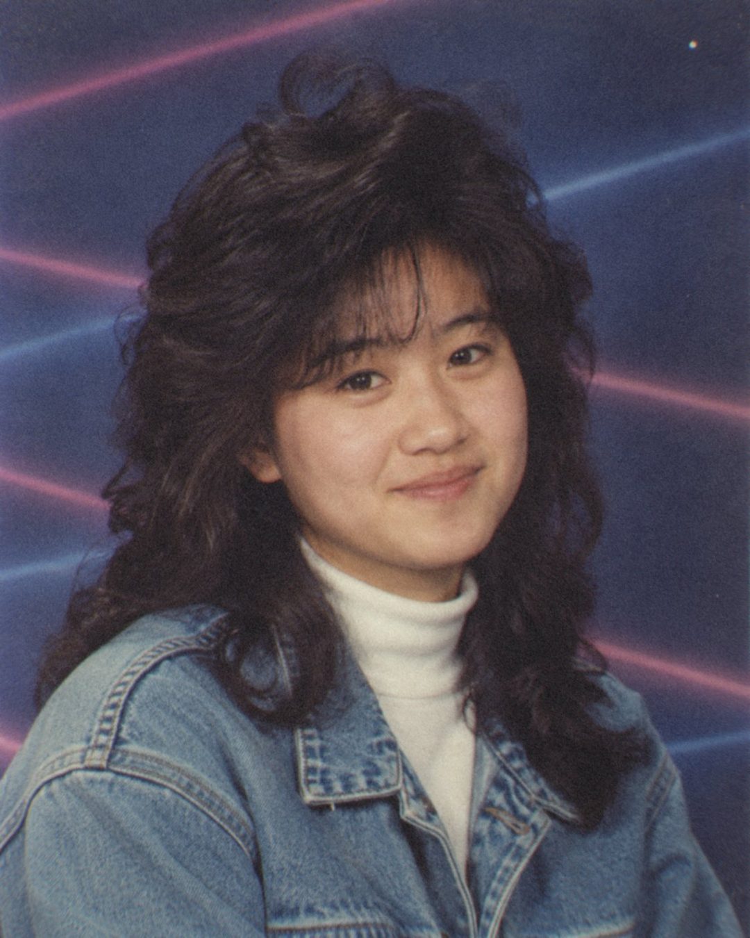 파랑·보라 레이저 배경의 90년대 초 미국식 졸업앨범 사진