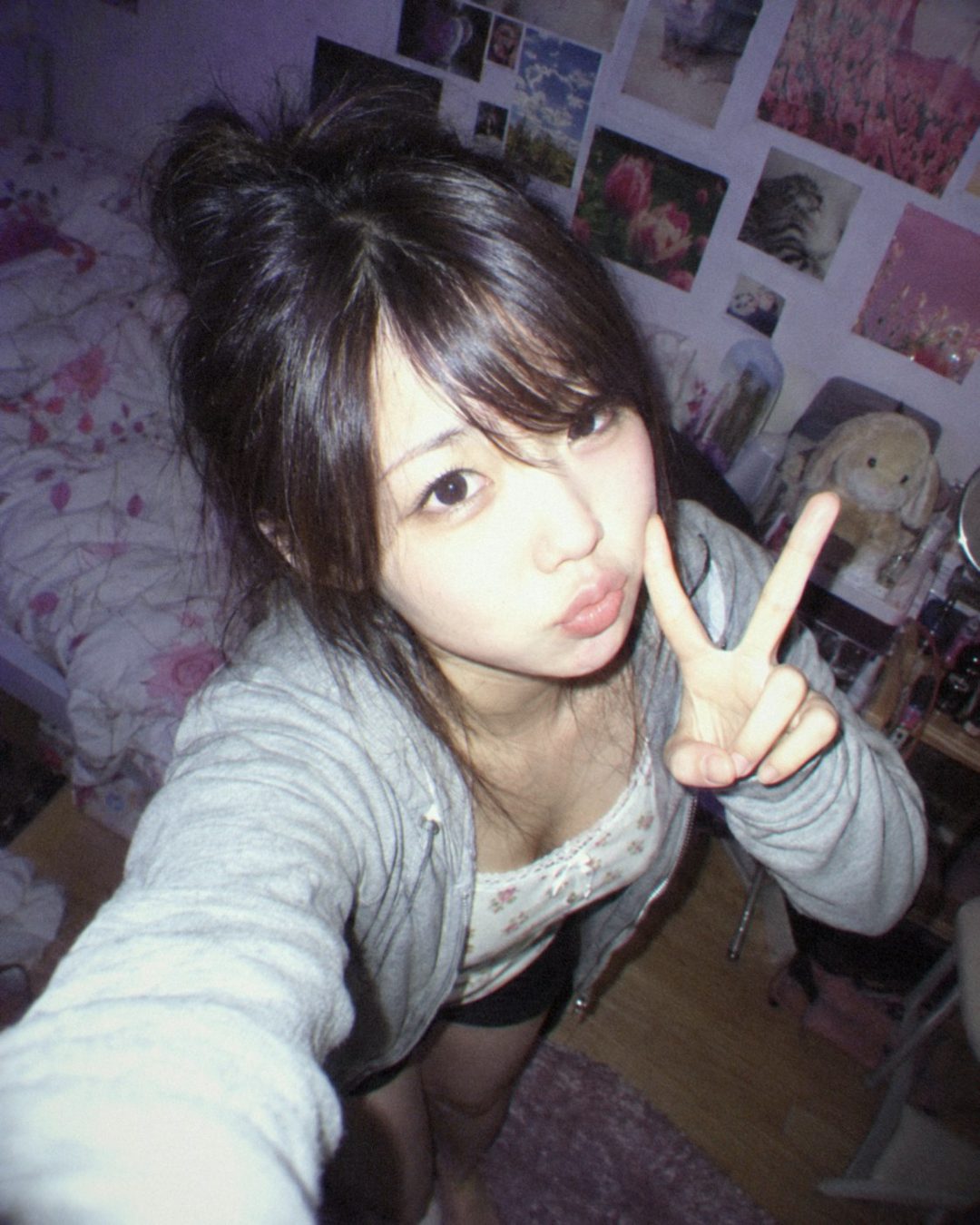 강한 플래시로 위에서 찍은 2005년 디카 셀카