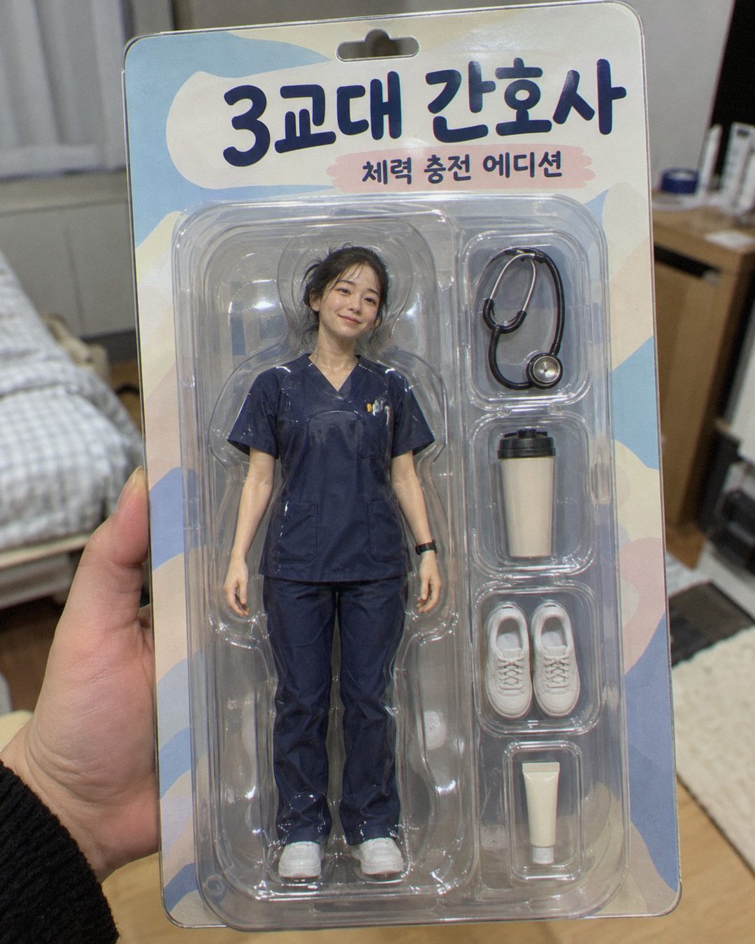 ‘3교대 간호사’ 문구가 적힌 블리스터 팩 액션 피규어